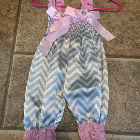 Outfits - Picture 1 of 8